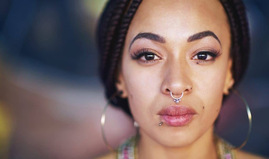 piercing lyon, femme métis avec piercing dans le nez