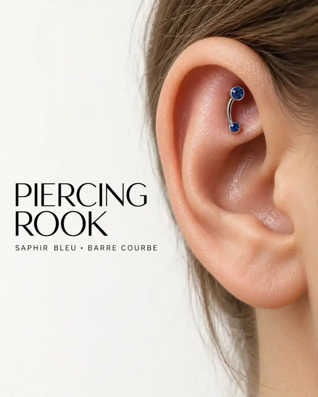 Piercing rook saphir bleu porté sur une oreille avec barre courbe