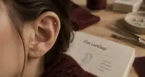 Photo piercing flat oreille : flat sur cartilage, cicatrisation