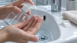 Gel douche ph neutre tatouage, gel clair sur doigts près du lavabo