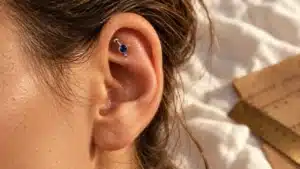 Piercing rook saphir : barre courbe et saphir bleu sur cartilage
