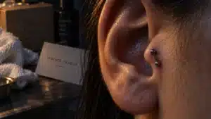 Surface tragus : gros plan oreille et titane